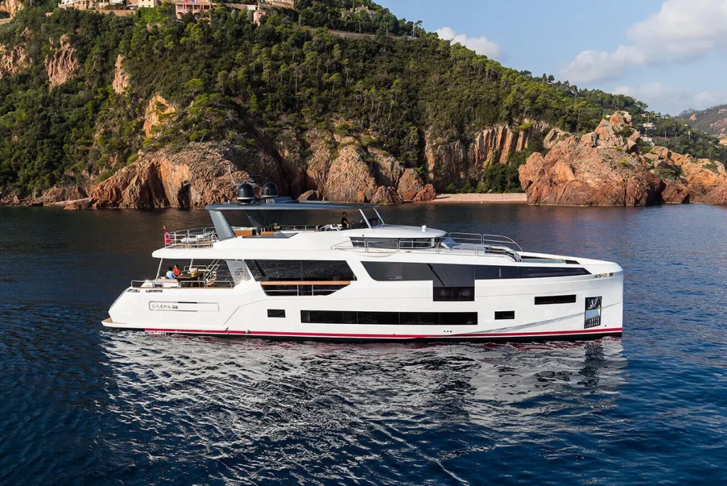 Yachts Below 30 meters with Main Deck Master Cabin, photo 5, Smart Yachts