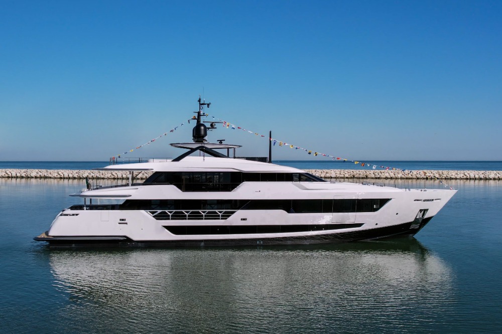 Custom Line 140: The new flagship of the Italian yard, Smart Yachts