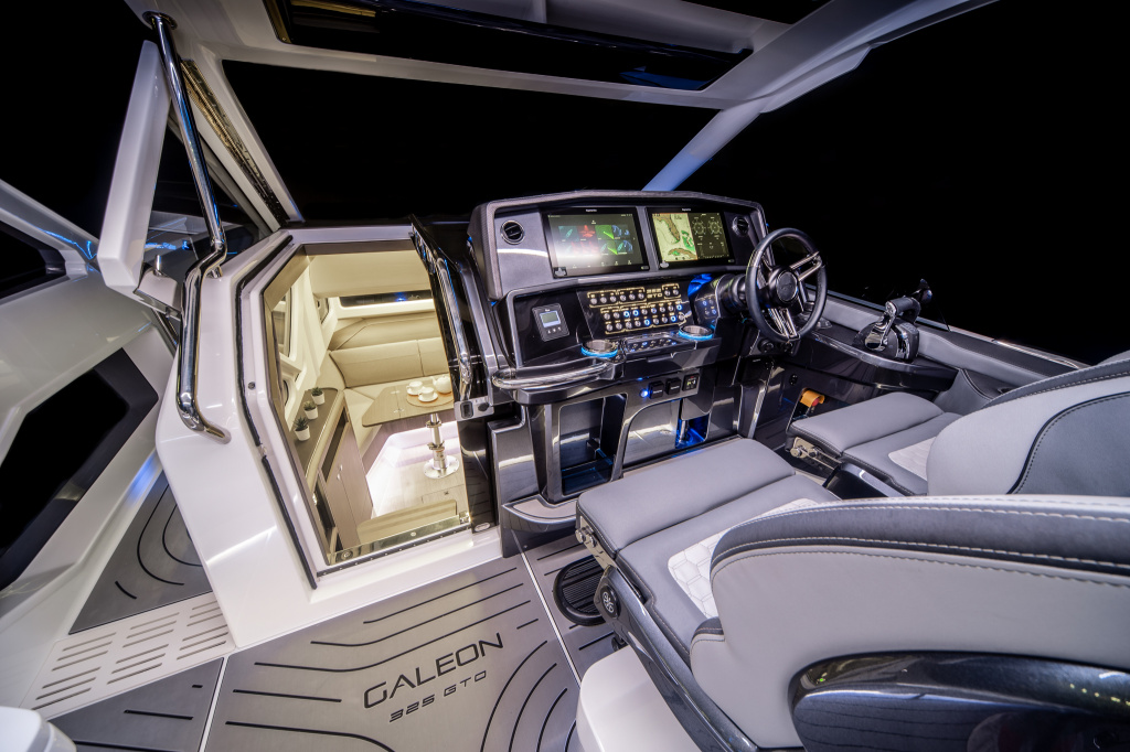 World Premiere Galeon 325 GTO 2021 with outboard power, photo 6, Smart Yachts