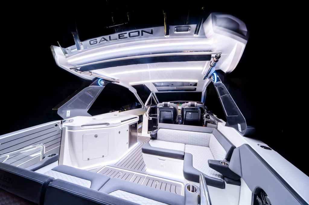 World Premiere Galeon 325 GTO 2021 with outboard power, photo 4, Smart Yachts