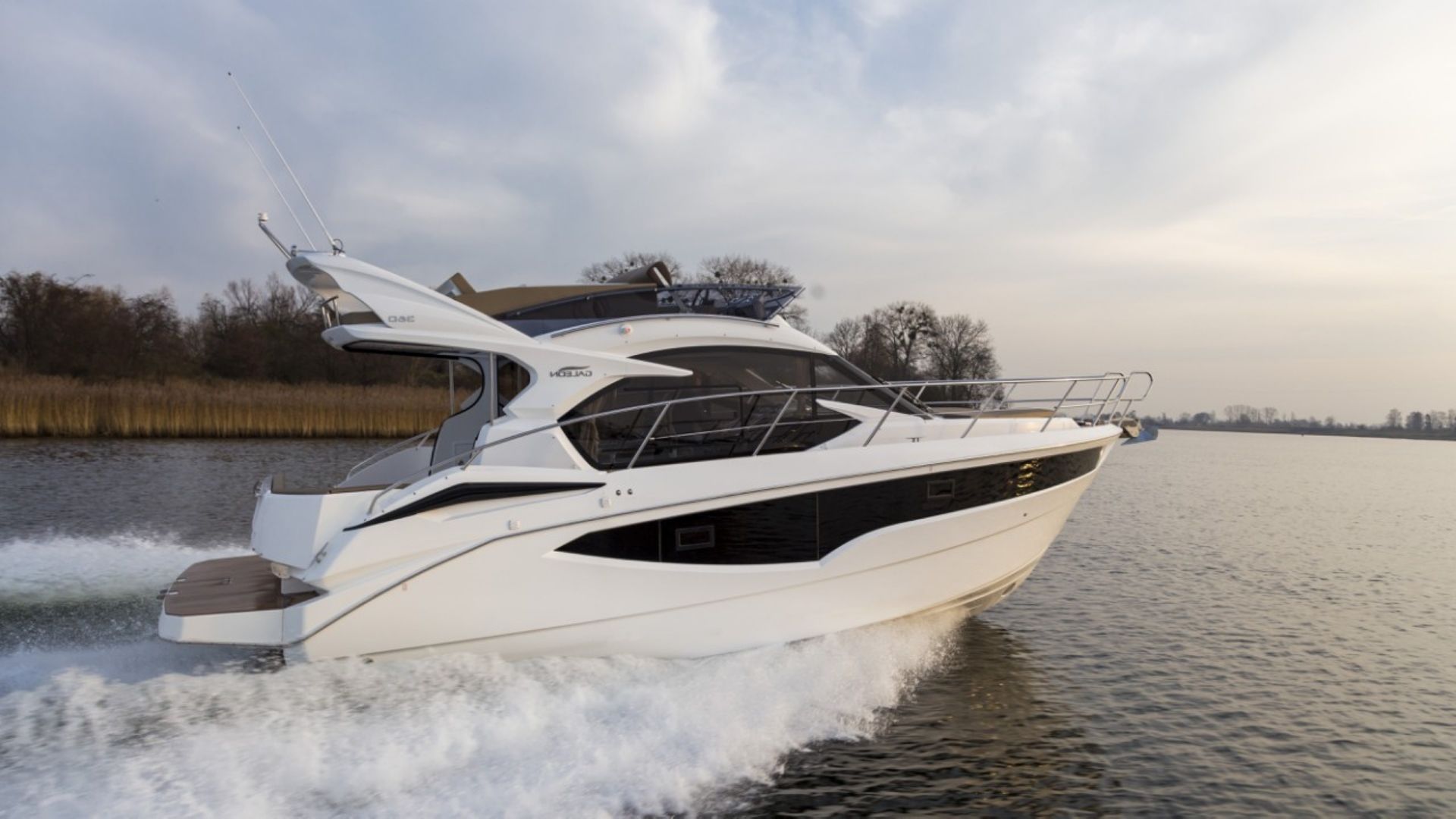 Galeon 360 FLY was sold by Smart Yachts