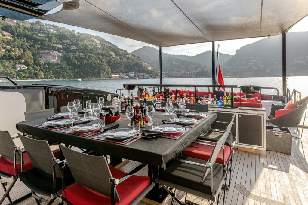 VIDEO REVIEW Black Legend: Fast, Fearless, and Unforgettable, photo 3, Smart Yachts