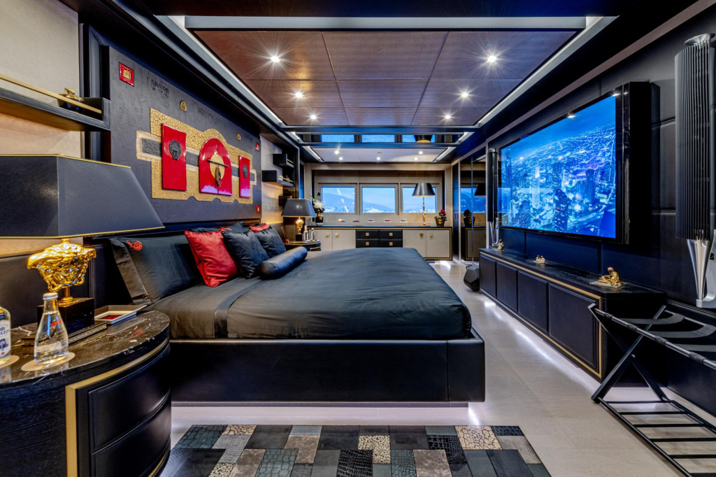 VIDEO REVIEW Black Legend: Fast, Fearless, and Unforgettable, photo 4, Smart Yachts