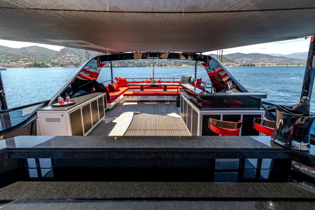 VIDEO REVIEW Black Legend: Fast, Fearless, and Unforgettable, photo 6, Smart Yachts