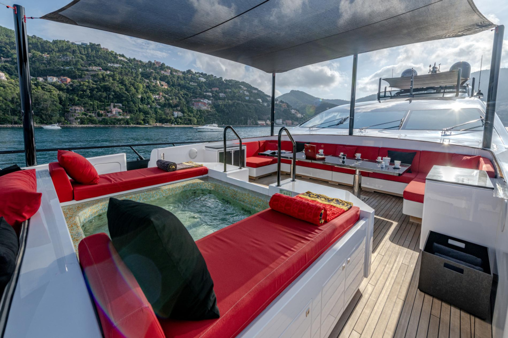 VIDEO REVIEW Black Legend: Fast, Fearless, and Unforgettable, photo 5, Smart Yachts