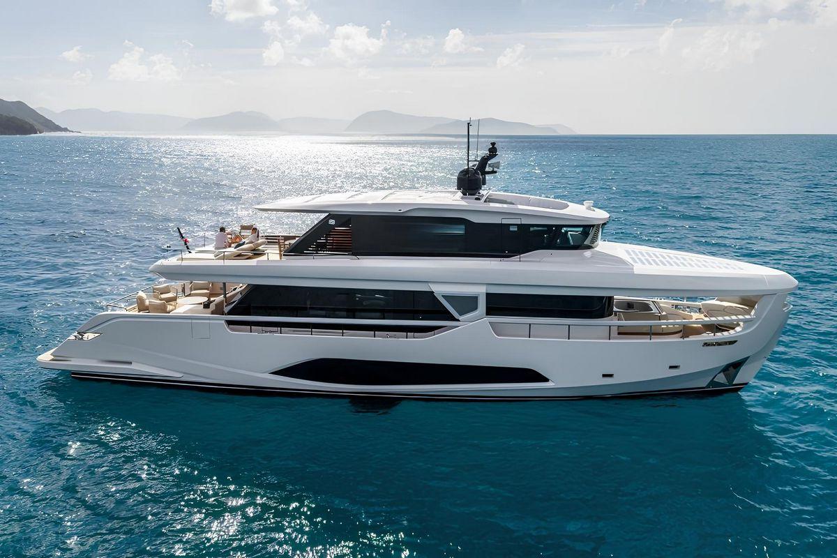 Ferretti Infynito 90