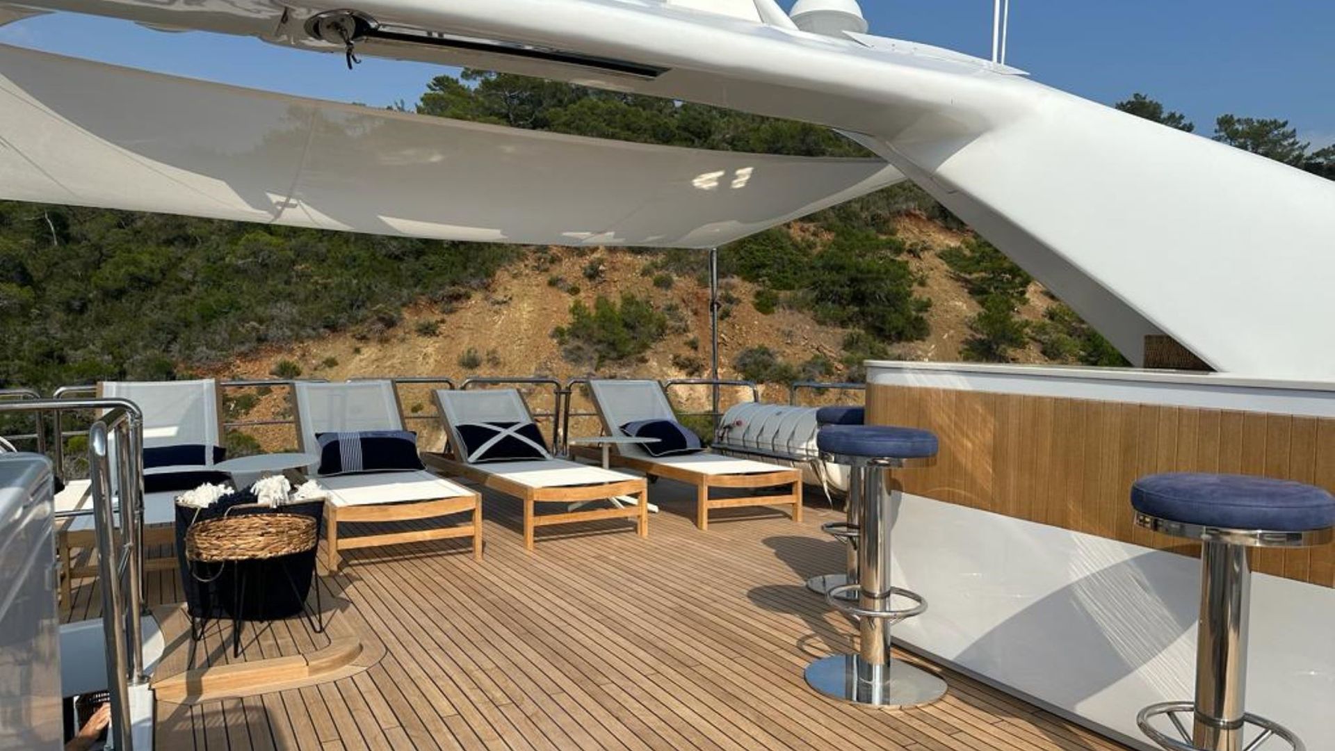 "FRIENDSHIP", a 2000 Benetti 35m motor yacht for charter, sundeck