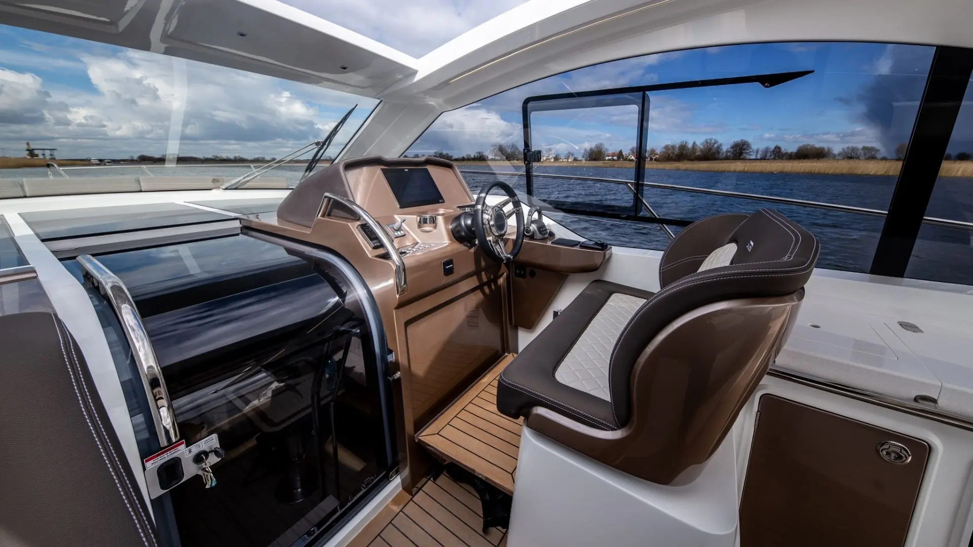 GALEON 405 HTS, a 2027 Galeon 13.46m motor yacht for sale, helm