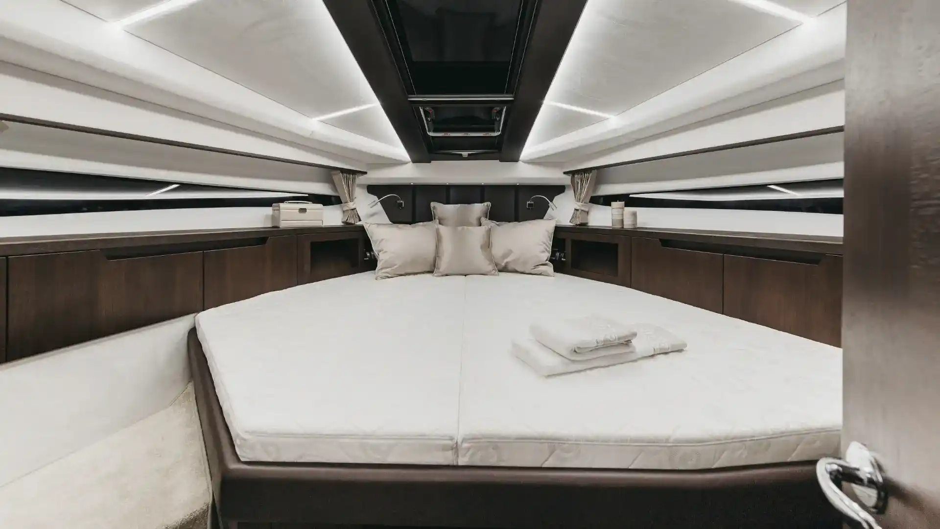 GALEON 425 HTS, a 2027 Galeon 13.46m motor yacht for sale, master cabin