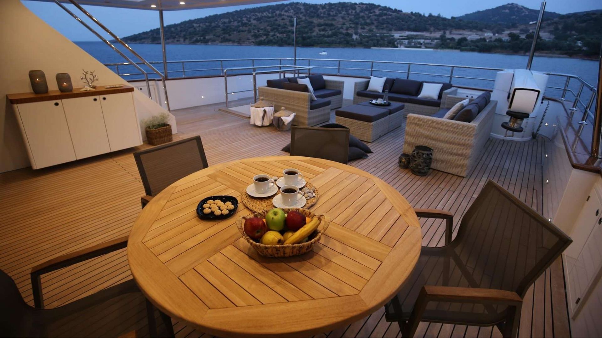 "OTTAWA IV", a 2016 I-SEA Yachts 39m motor yacht for charter, aft deck dining