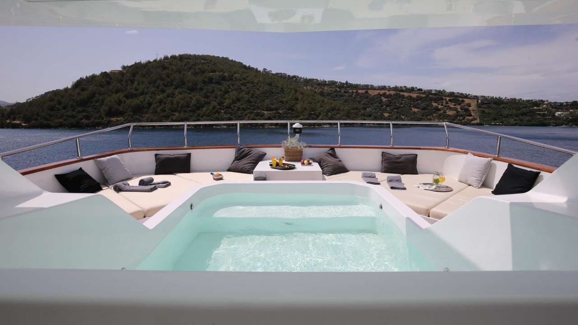"OTTAWA IV", a 2016 I-SEA Yachts 39m motor yacht for charter, sundeck jacuzzi