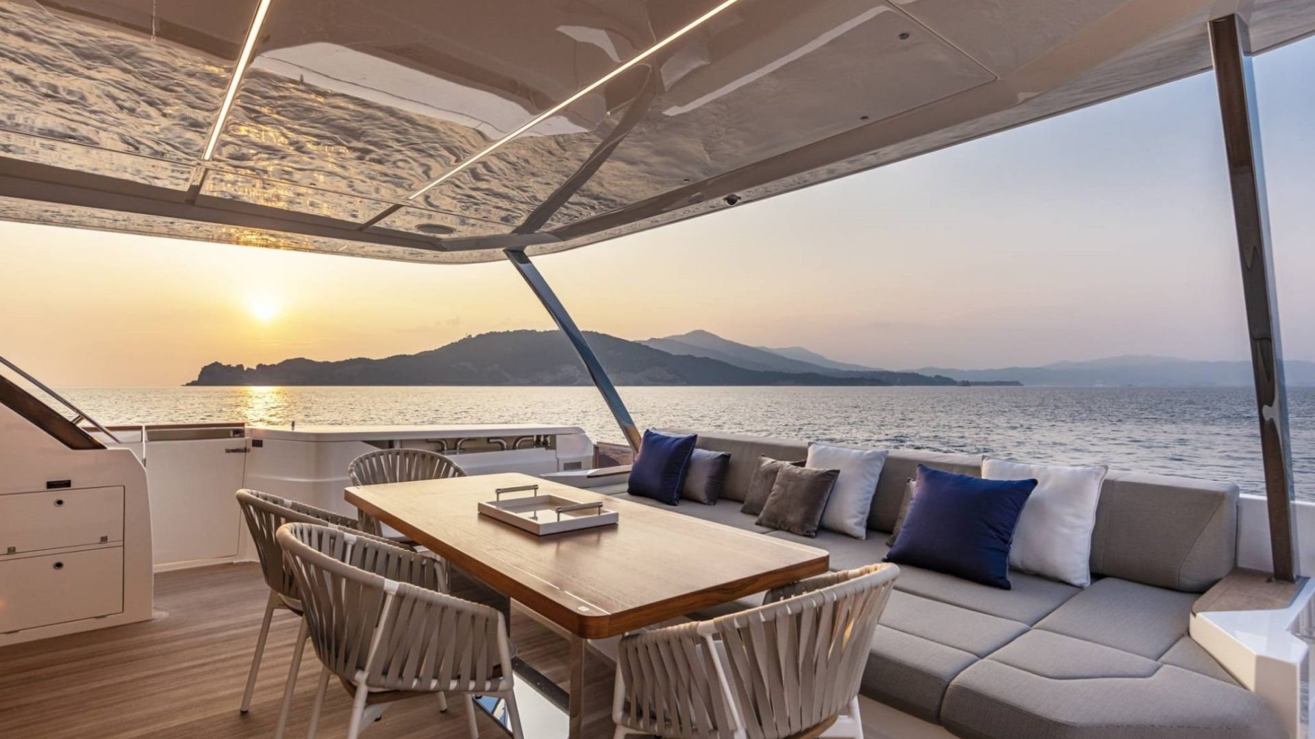 "PIOLA", a 2019 Ferretti Yachts 28.49m motor yacht for charter, flybridge dining