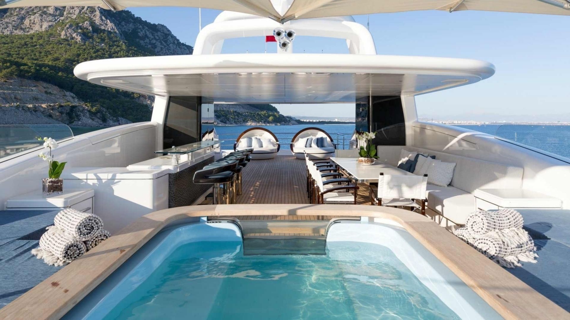 "RUYA", a 2016 Alia Yachts 41.4m motor yacht for charter, sundeck bar