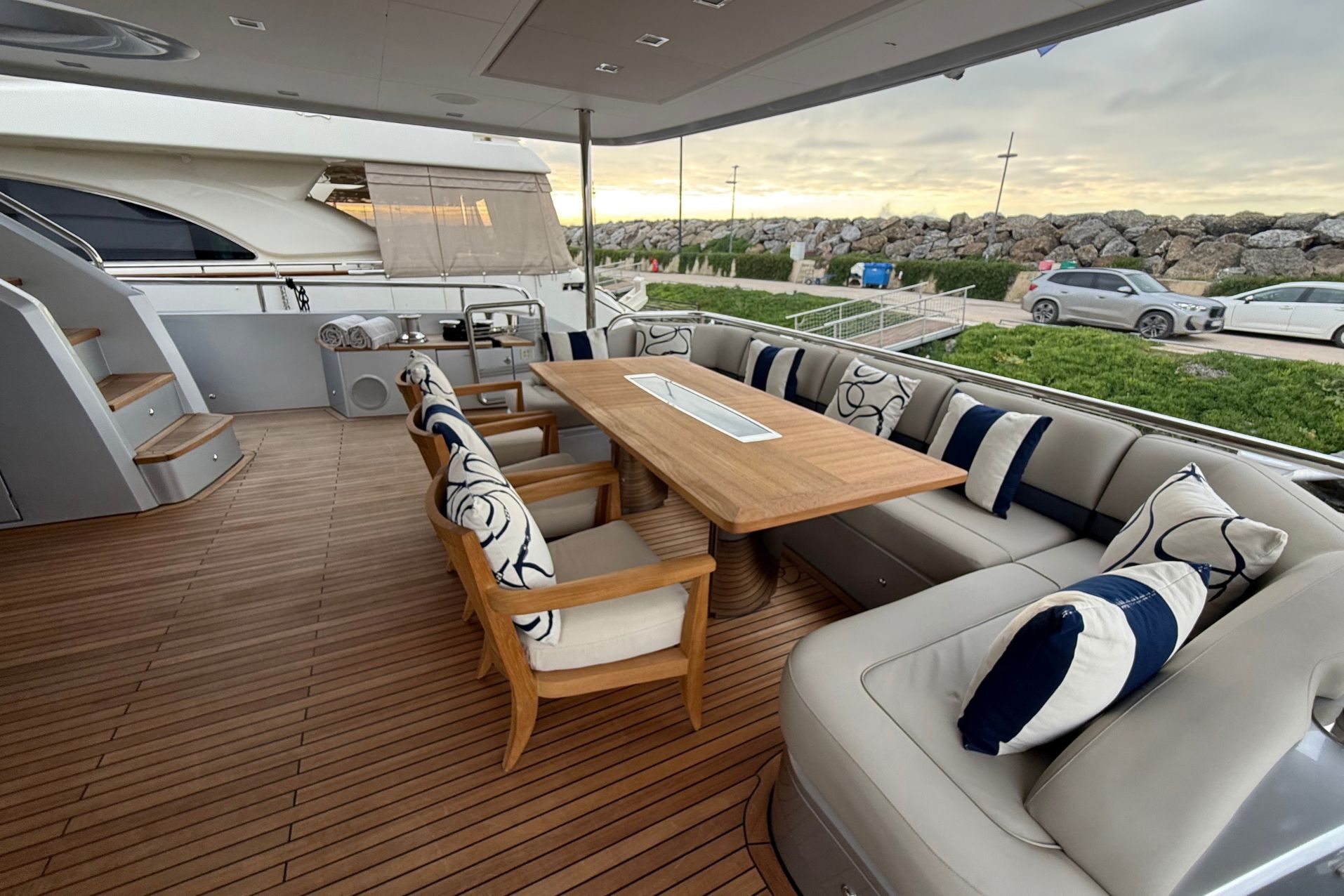 SEABEACH, a 2013 Princess 32m motor yacht for sale with Smart Yachts, flybridge dining